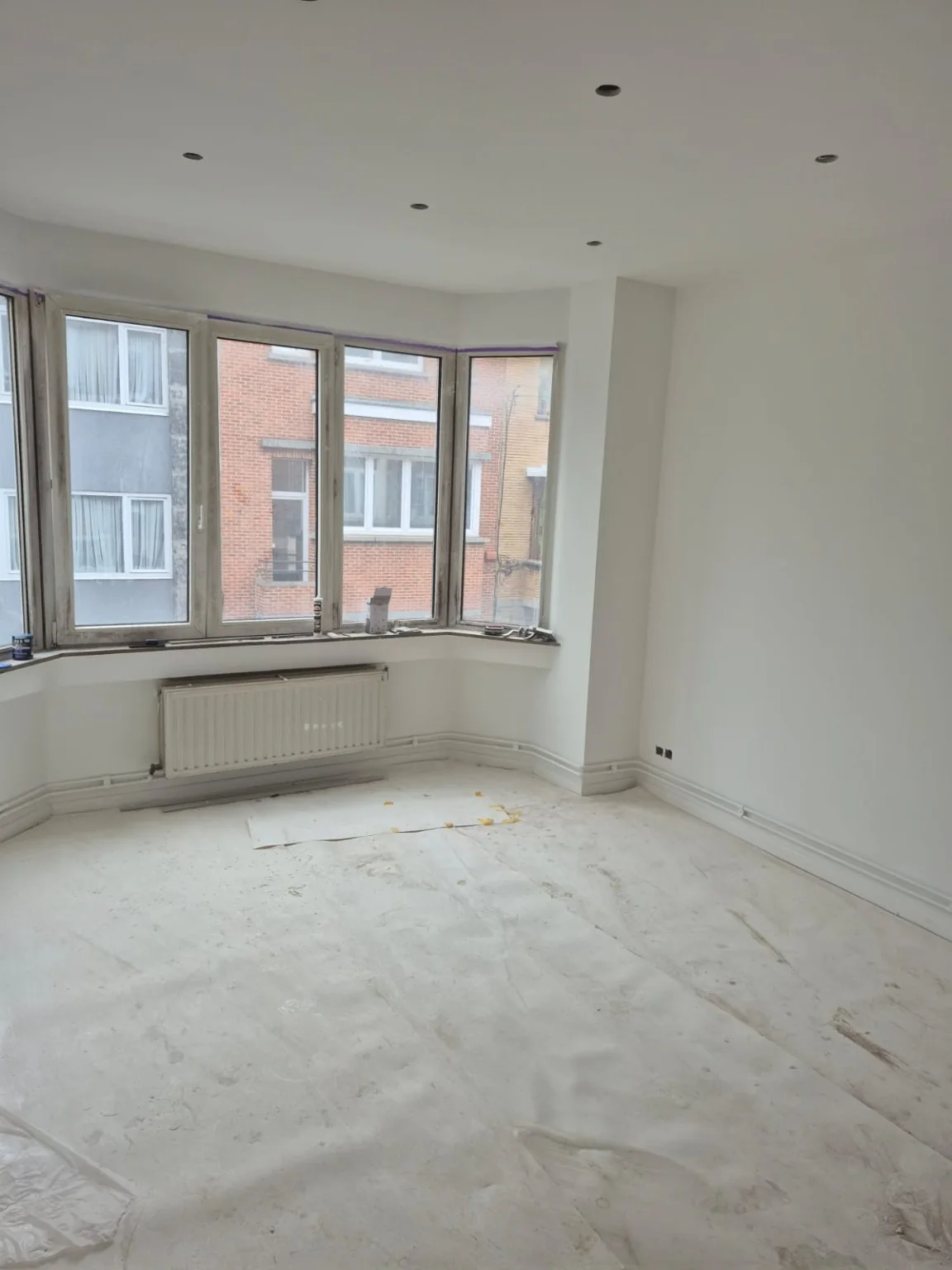 Séjour : murs et plafond blancs, finitions en cours