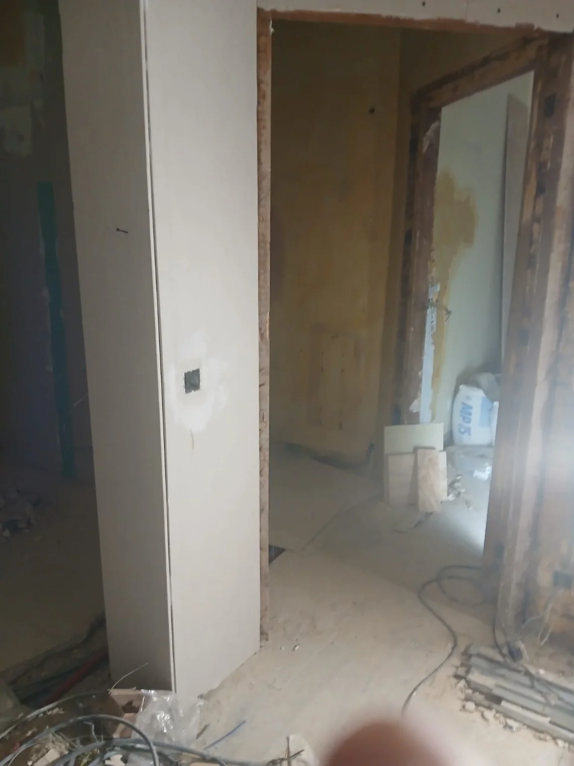 Couloir et encadrement des portes pendant les travaux