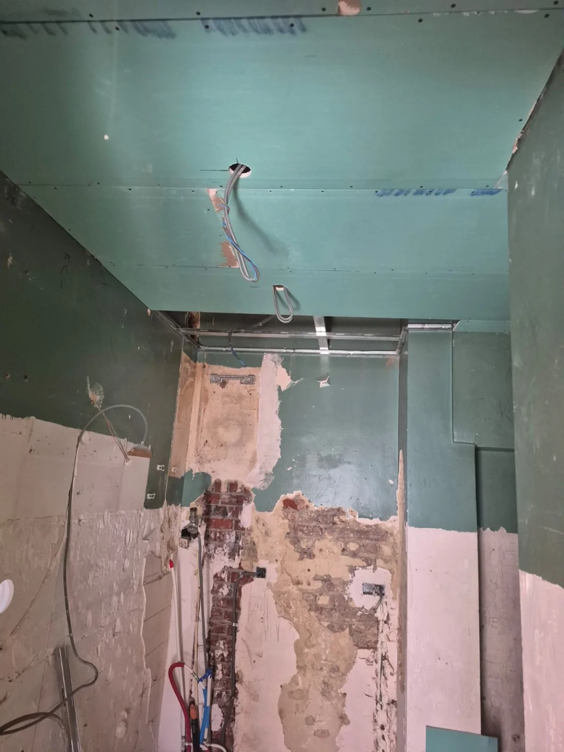 Salle de bain : préparation des murs et du plafond