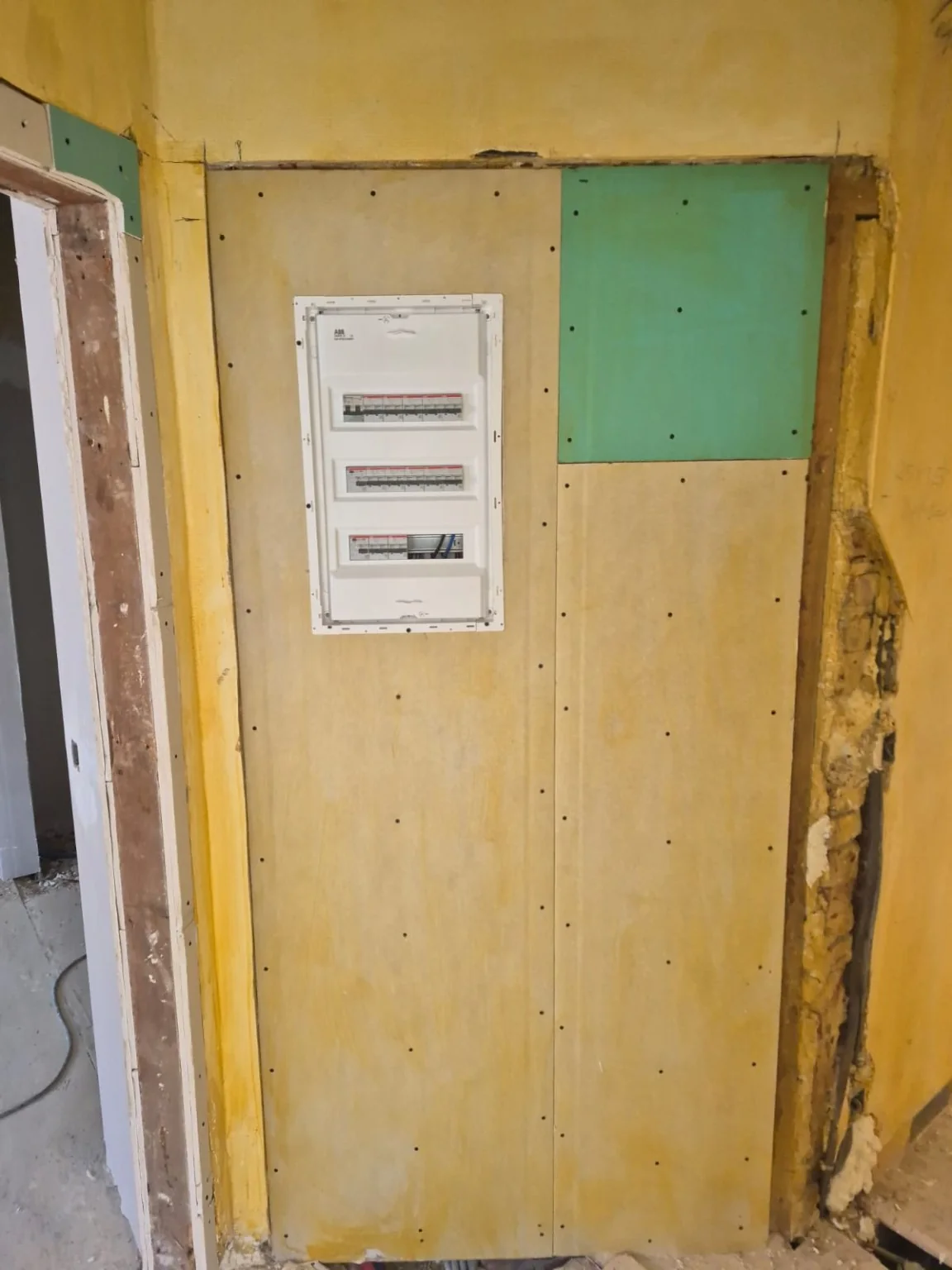 Hall : habillage autour du tableau électrique